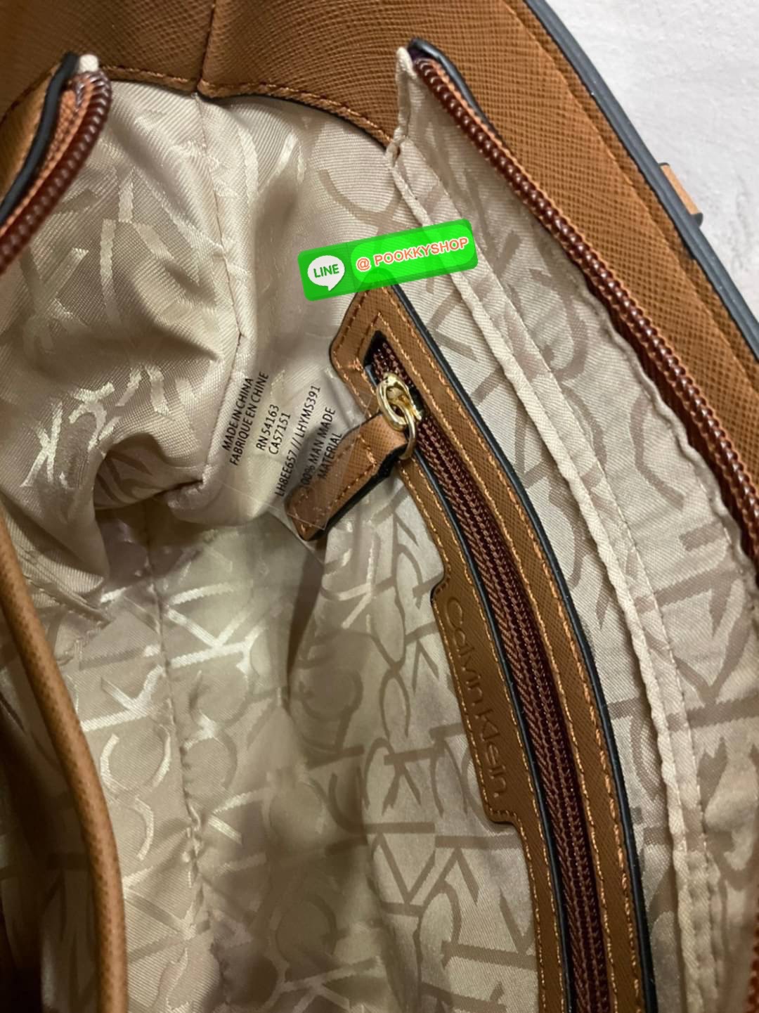 Calvin Klein Monogram Shopping Bag คอลเลคชั่นใหม่ล่าสุด ของมันต้องมี สวยหรูดูแพงมาก สำหรับรุ่นนี้!!! กระเป๋าถือ/สะพาย Crossbody รุ่นใหม่ชนช้อป รุ่นยอดนิยม วัสดุ PVC คุณภาพดี น้ำหนักเบา ด้านหน้าประดับด้วยโลโก้แบรนด์ ตัวกระเป๋าลาย monogram สวยหรู รอบใบ มาพร