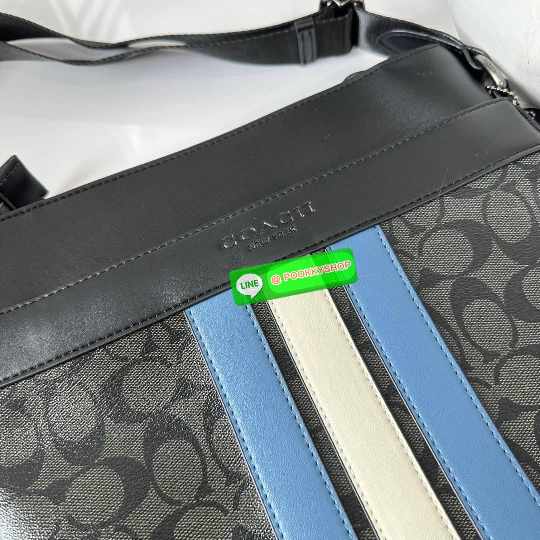 COACH F26068 CHARLES CROSSBODY IN SIGNATURE CANVAS WITH VARSITY STRIPE 🔖กระเป๋าสะพายและคอสบอดี้ โดดเด่นด้วยแทบตัดสีฟ้า 🔖วัสดุ:หนังแคนวาสตัดหนังแท้ 🔖เปิด-ปิดด้วยซิป ภายในมีช่องลับ 2 ช่อง มีช่องซิปแยก 🔖สายสะพายสามารถปรับระดับ