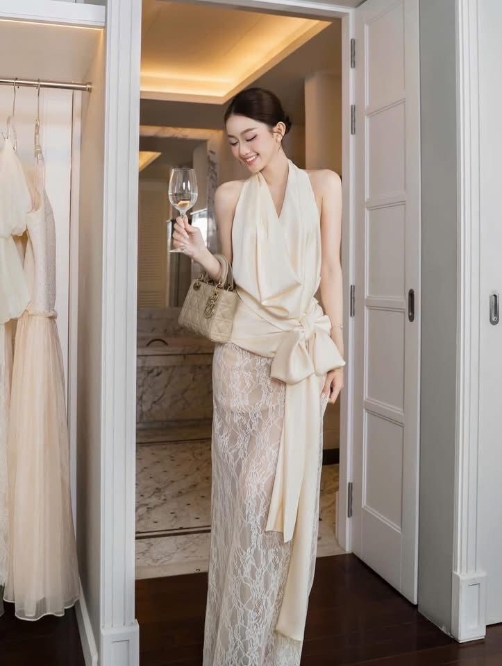 ชุดเซทแฟชั่น เซ็ตเสื้อคอถ่วงชายผูกเอว มาพร้อมกระโปรงลูกไม้ซีทรูทรงเข้ารูป