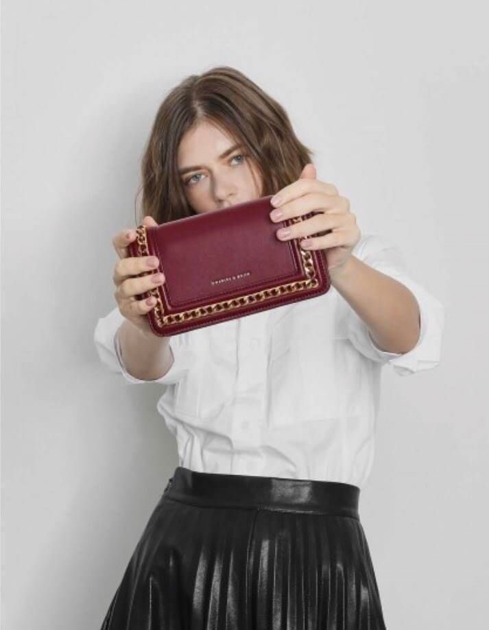Charles&Keith Chain Rimmed Clutch กระเป๋าสะพายรุ่นใหม่!!ทรงcrossbodyหรือถอดสายถือเป็นทรงคลัชท์ได้ มีดีเทลโซ่ร้อยหนังรอบใบ เปิดปิดด้วยกระดุมแม่เหล็กใช้งานง่าย ภายในมีช่องซิป ช่องเสียบบัตรและช่องใหญ่ใส่ตระกูลพลัสได้ แยกเป็นสัดส่วน มาพร้อมสายสะพายแบบโซ่ต่อหน