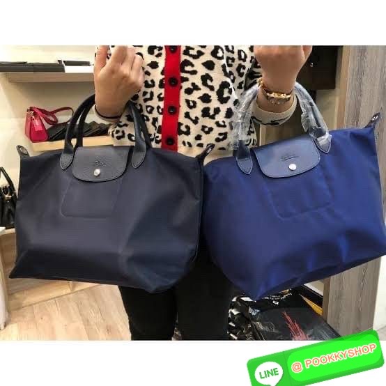 Longchamp Le Pliage Neo Size M มาพบกับกระเป๋ารุ่นยอดนิยม ที่สาวๆ ต้องมีไว้เก็บไว้สักใบ กระเป๋าโท้ทใบนี้ มาพร้อมกับสีที่มีสไตล์เรียบง่าย มีสายสะพายยาวช่วยให้คุณสามารถสะพายไหล่ได้อย่างสบาย ในขณะที่ที่ปิดแบบซิปช่วยให้คุณมั่นใจได้ว่าของด้านในมีความปลอดภัย Le