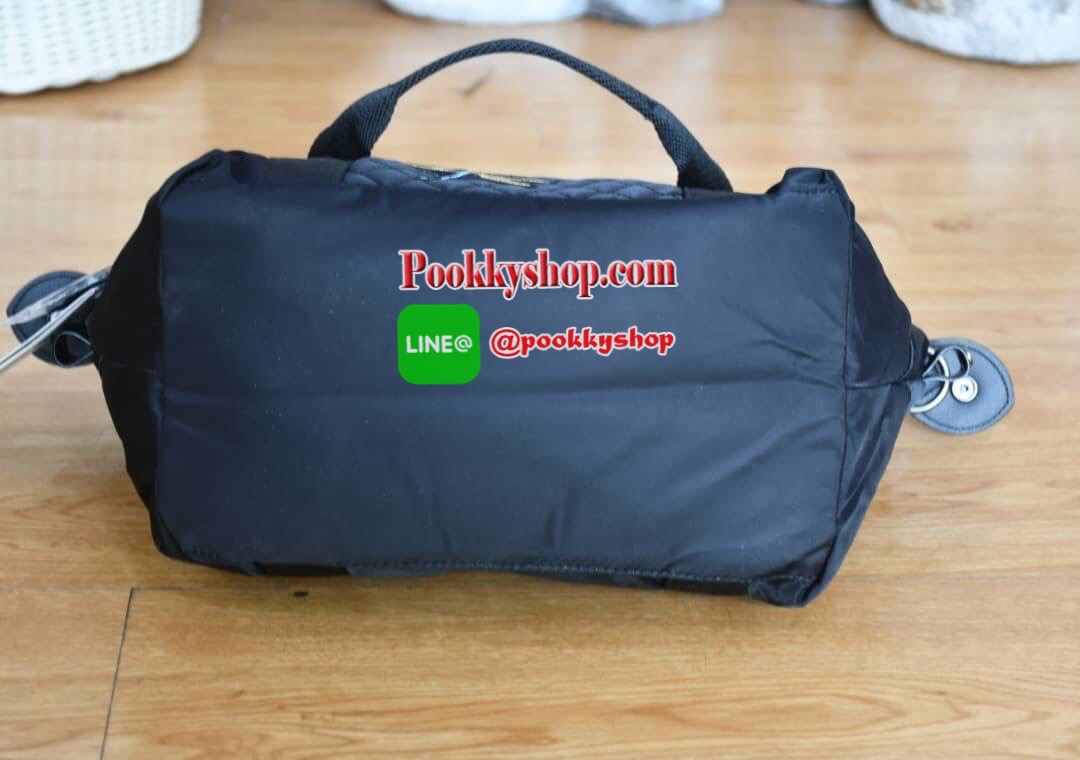 KIPLING X CHRISTINE LAU COLLECTION กระเป๋า collection ใหม่ล่าสุดจาก Kipling วัสดุ Nylon ด้านหน้าประดับแมงปอที่เป็นโลหะ สีสันสดใสน่ารัก สามารถเก็บปีกให้กระเป๋าดูเล็กลงได้ ด้านในมีช่องซิป 1ช่อง และช่องใส่ของจุกจิ๊กอีก2ช่อง ด้านหน้ามีช่องซิป 1ช่อง สะดวกใช้ ม