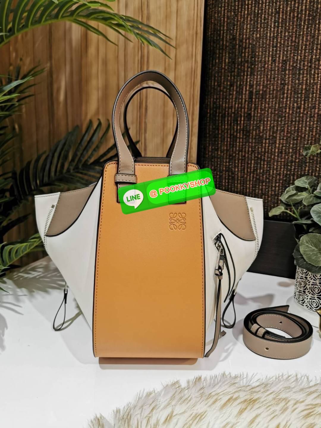 ✴️ห้ามพลาด!✴️LOEWE HANDLE & SHOULDER BAG VIP GIFT WITH PURCHASE (GWP) กระเป๋าถือหรือสะพายหนังแท้พรีเมี่ยมกิ๊ฟ Limited จาก LOEWE PERFUME DUTYFREE รุ่น Rare items สุดๆวัสดุหนังแท้ Calfskin หนังสวยดีไซน์มีเอกลักษณ์ ใบใหญ่กำลังดี น้ำหนักเบา ด้าน