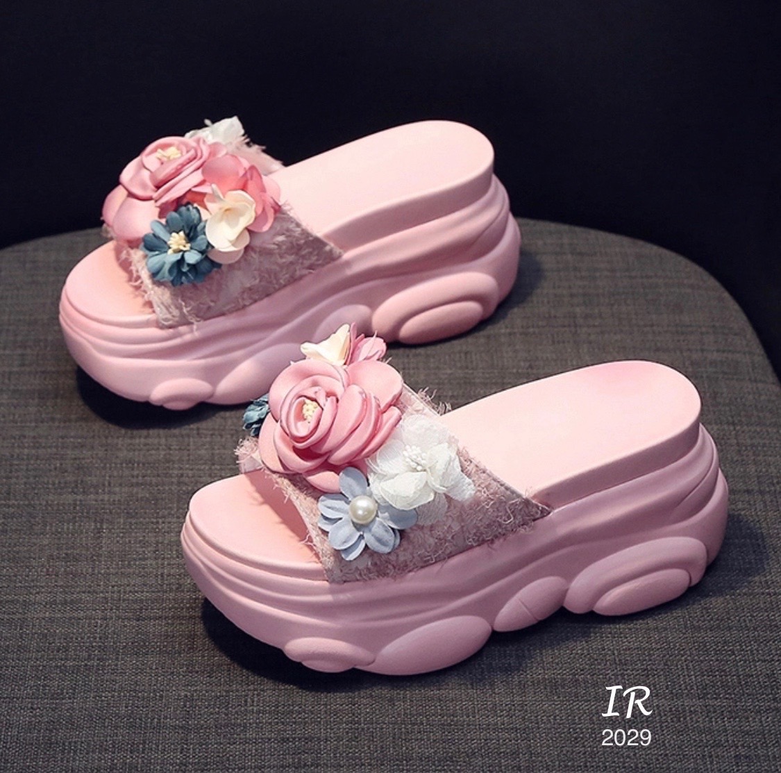 แบบขายดี!!! พร้อมส่ง งานนำเข้าพื้นหมีตัวใหม่น่ารักมากค่า รองเท้าสวมเตารีดแต่งดอกไม้ดีไซน์น่ารักมาก สูง 3 นิ้ว ทรงสโลปไม่เทหน้ามาก เดินง่ายไม่ปวดข้อเท้า ใส่สวย ช่วงนี้ส้นตัวนี้กำลังอินนะค่า