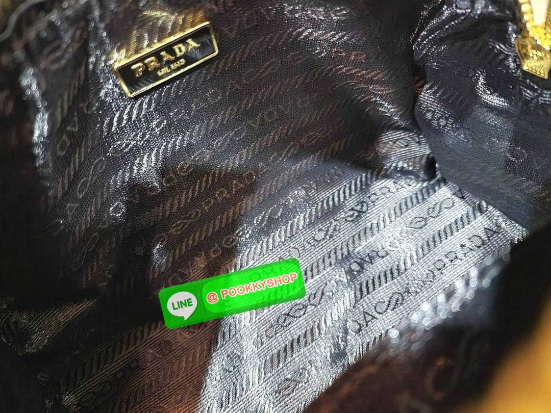 ✴️ห้ามพลาด!✴️PRADA FABRIC MICRO BAG VIP GIFT WITH PURCHASE (GWP) กระเป๋าพรีเมี่ยมกิ๊ฟ Limited จาก PRADA DUTYFREE COUNTER โดดเด่นที่วัสดุ Jacquard Fabric Micro ดีไซน์สวยคลาสสิคขนาดกำลังดี หูกระเป๋าประดับTagแบรนด์ถอดออกได้ ภายในมีโลโก้ ใส่มือถ