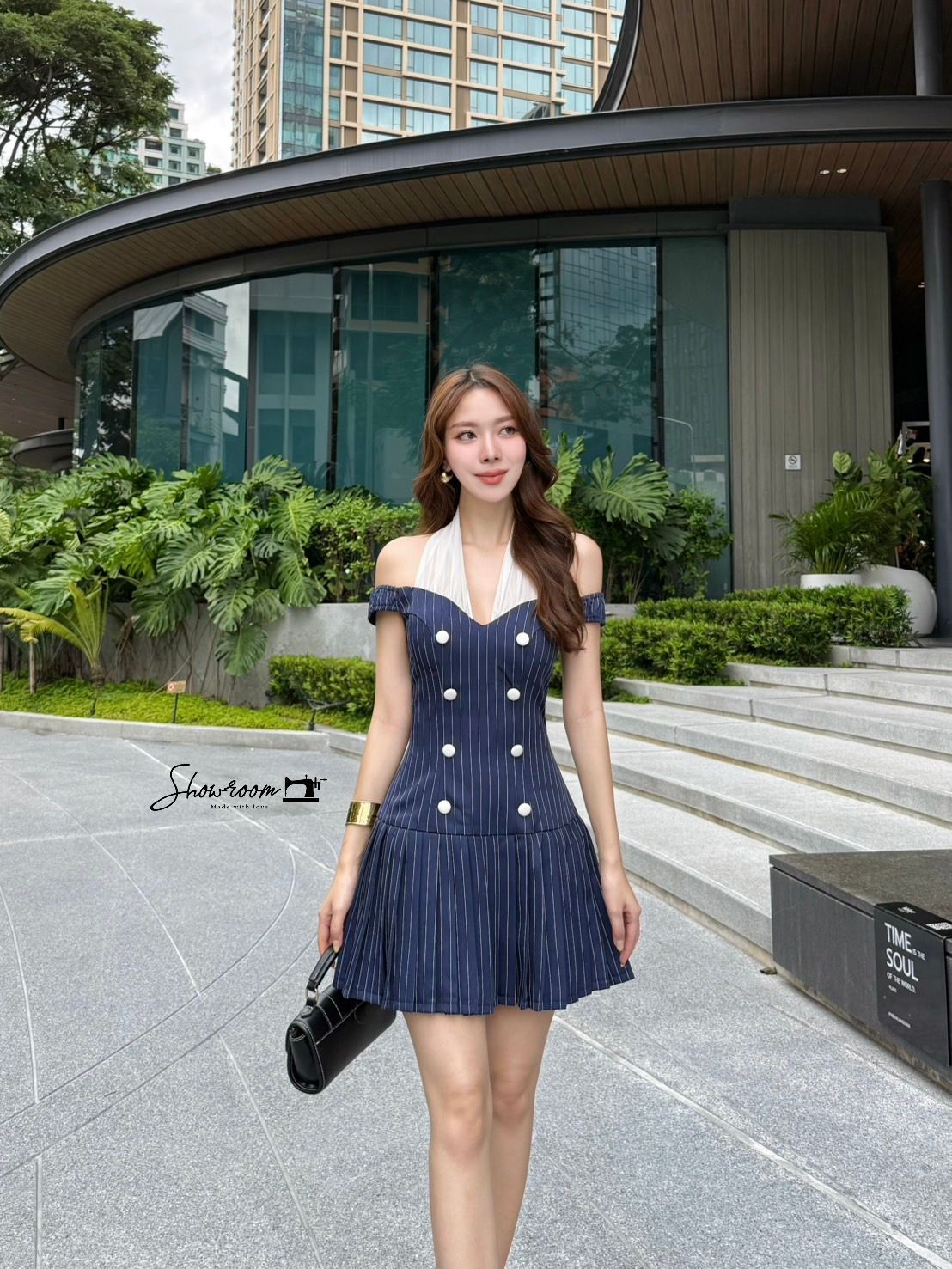 เดรสแฟชั่น เดรสสีกรมลายทางตัดต่อผ้าสีขาวคล้องคอ เดรสทรงเกาะไหล่แต่งสมอค