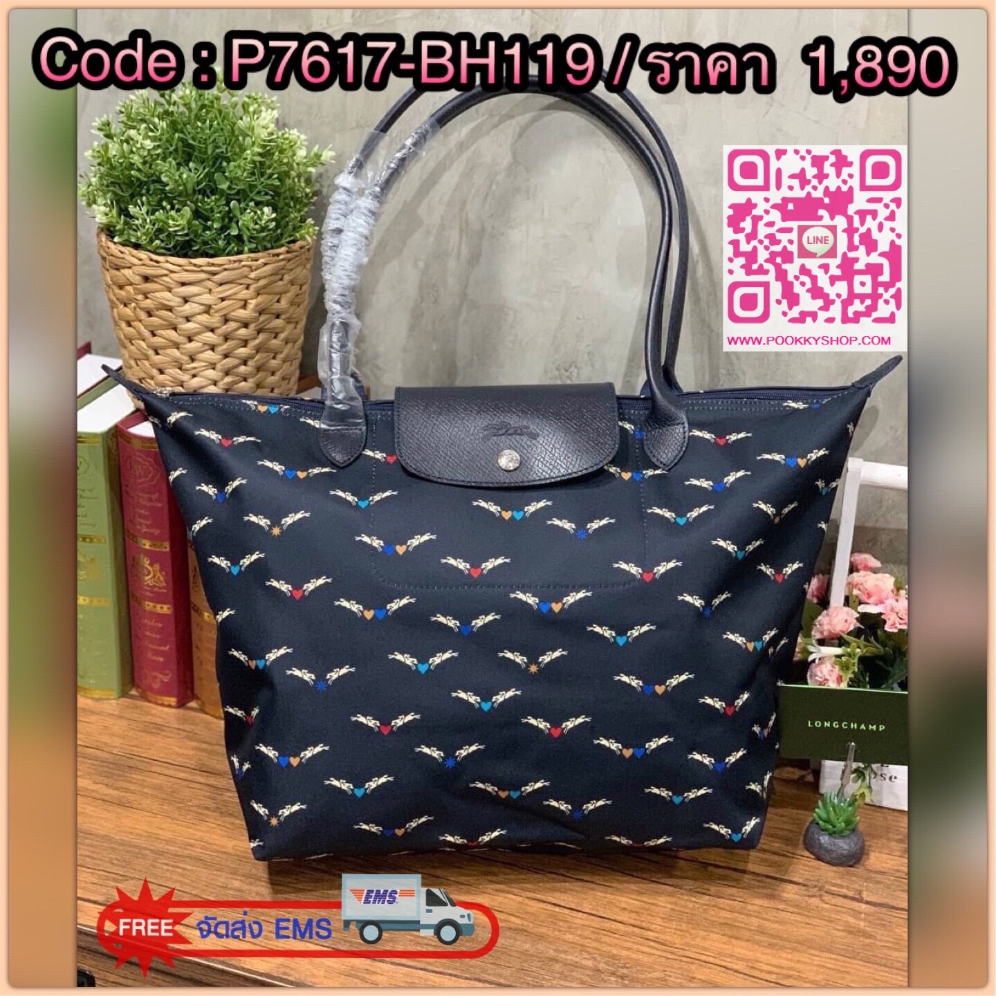 LONGCHAMP KOPEN LE PL CHEVAUX AILES TOTE BAG Size L รุ่นนี้มาพร้อมน้ำหนักที่เบาและความเป็นเฟมินีน จากการประดับกระเป๋าด้วยดาวและหัวใจดวงเล็กๆหลากสีสัน ล้อมรอบด้วยม้าอันเป็นสัญลักษณ์ของ Longchamp ดีไซน์นี้จึงเกิดเป็นรูปเสมือนนางฟ้าโดยการเปลี่ยนม้าให้เป็นปีก