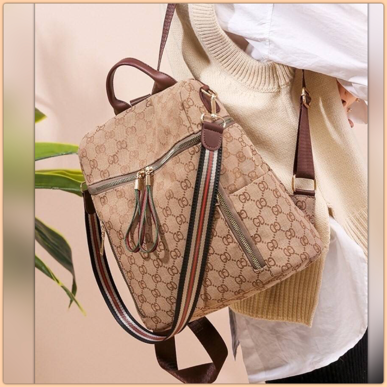 พร้อมส่ง เป้ GD 2 in 1 งานนำเข้า ขิดทอง สวยมาก ซิปหน้ากระเป๋าด้านหน้า ซิปข้างใช้งานได้ ใช้งานได้ทั้งเป้และสะพายข้าง มีสายสะพายข้างงานดีมาก ใบใหญ่ จุเยอะ