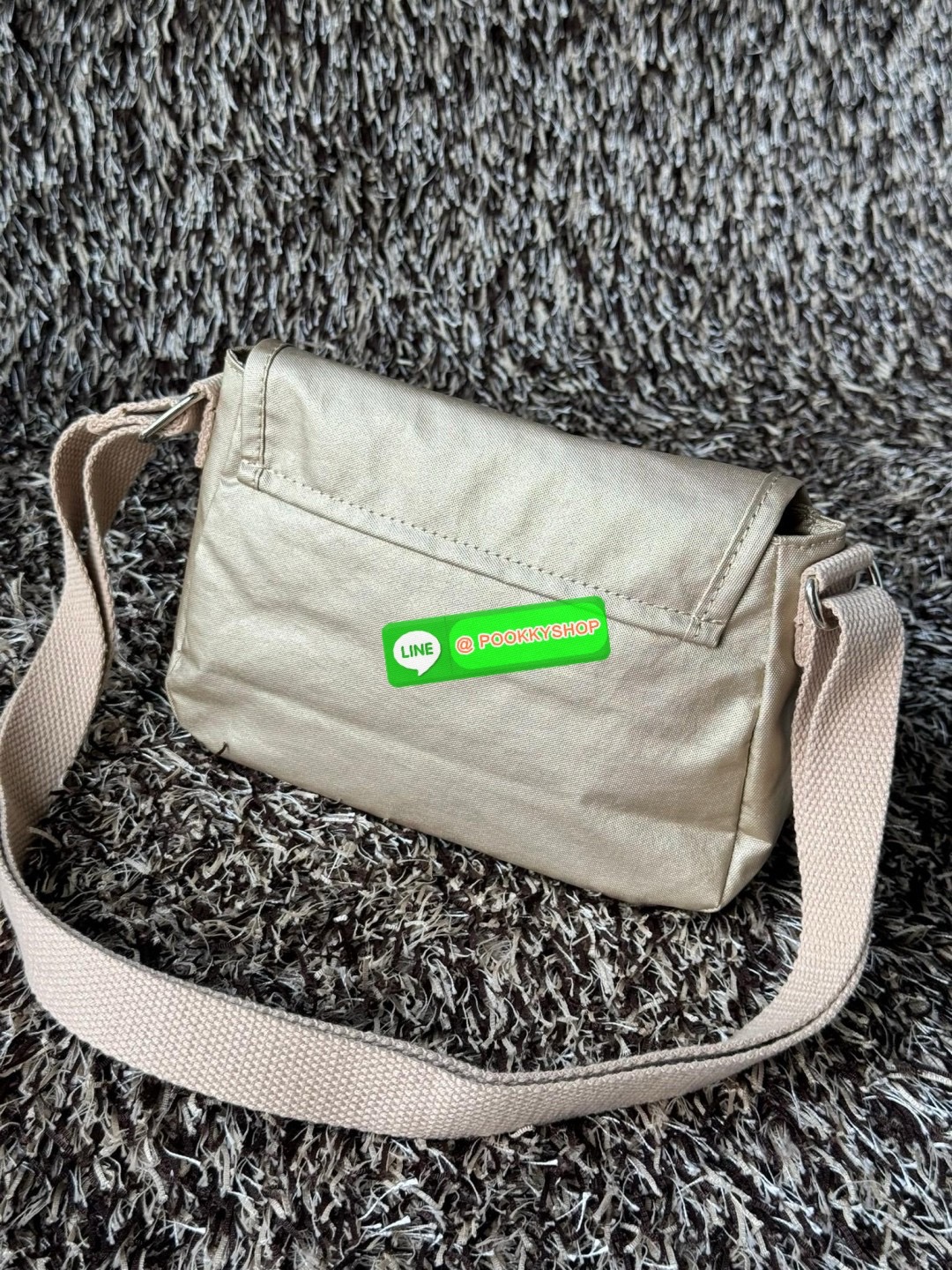 Kipling Sabian Crossbody Mini Bag (AC8280) เป็นอีกหนึ่งกระเป๋าขนาดกะทัดรัด สามารถจัดเก็บของได้เป็นระเบียบ และใส่สิ่งของจำเป็นได้มากกว่าที่คิด โดยมีช่องใส่ของมากมายทั้งด้านหน้า 1 ช่อง ด้านในของกระเป๋า 2 ช่อง อีกทั้งสายสะพายยังสามารถปรับความสั้นยาวได้ตามต้อ