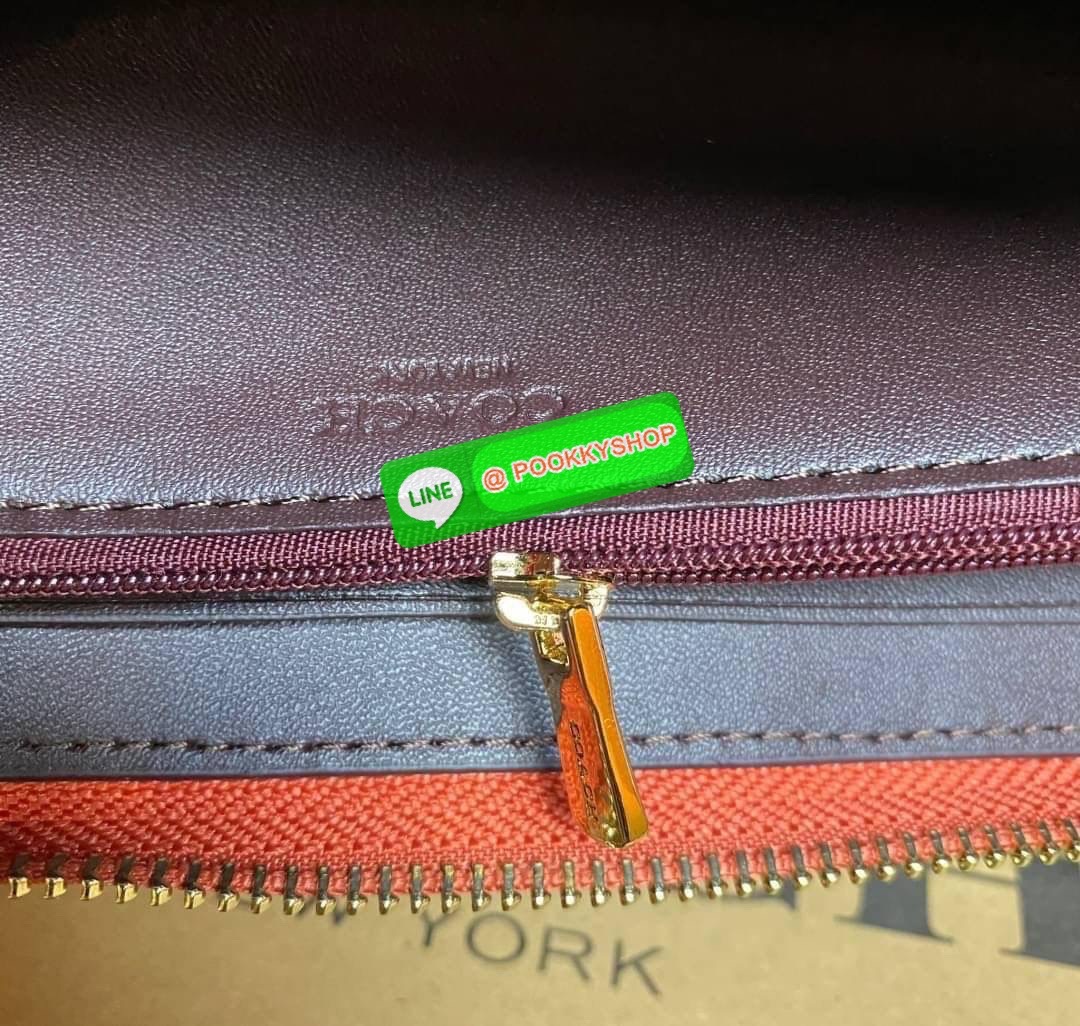 COACH ACCORDION ZIP WALLET IN SIGNATURE CANVAS กระเป๋าสตางค์ใบยาว ซิปรอบ ใช้งานง่าย ด้วยฟังค์ชั้น ด้านใน ใส่บัตรได้จุใจ มีช่องซิปใส่เหรียญตรงกลาง โดนใจหลายๆคนไปเรียบร้อยและคลาสสิค เรียบหรูดูแพงตลอดกาล ยกให้รุ่นนี้เลย