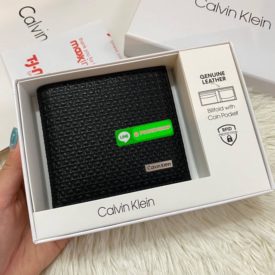 Calvin Klein Bifold Leather Short Wallet กระเป๋าสตางค์ใบสั้น และ ที่ใส่บัตรย่อยแบบเป็นสัดส่วน หนังดี นุ่มมือ รูปลักษณ์เรียบหรูแต่เท่ห์ตามแบบฉบับของแบรนด์Set นี้มาเท่าไรก็หมดคะ รีบจับจองนะคะ มาพร้อมถุงกระดาษแบรนด์และกล่องจ้า สุดคุ้มมอบให้เป็นของขวัญหรือใช้