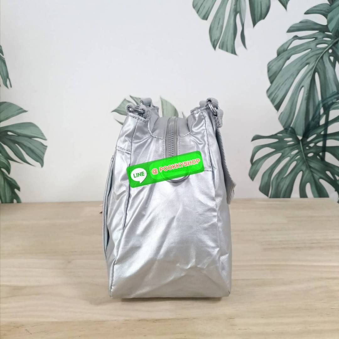 KIPLING ELISE HANDBAG กระเป๋าถือและสะพายไหล่ ขนาดกำลังพอดี จุของได้มาก มีหูจับสองสาย ถือสะดวก น้ำหนักเบา มีช่องซิป ด้านหน้า ช่อง กระเป๋าหลักเปิด-ปิดด้วยซิป มี3 ช่องว่างใส่ของได้จุมากๆ ใส่มือถือได้ กระเป๋าสตางค์ใบยาว และ เครื่องสำอางค์ได้หลายชิ้นเลยค่ะ เก็