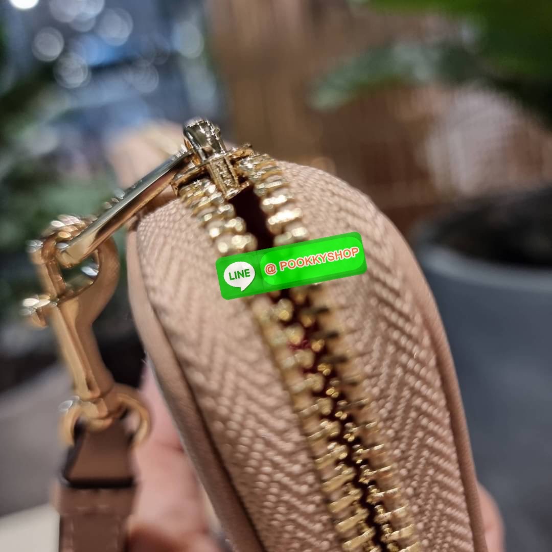 COACH C8313 LONG ZIP AROUND WALLET WITH SIGNATURE JACQUARD WITH STRIPES พร้อมเสิร์ฟความเลิศหรู ใหม่ล่าสุด กระเป๋าสตางค์ใบยาวกึ่งคล้องมือ ดีไซน์ผู้ดี๊ผู้ดี รุ่นขายดี ถือใช้คือขับผิวสุด!! วัสดุผ้า jacquard ลวดลายดูแพง มาพร้อมสายคล้องมือ ถอดออกได้ ภายในใส่บั