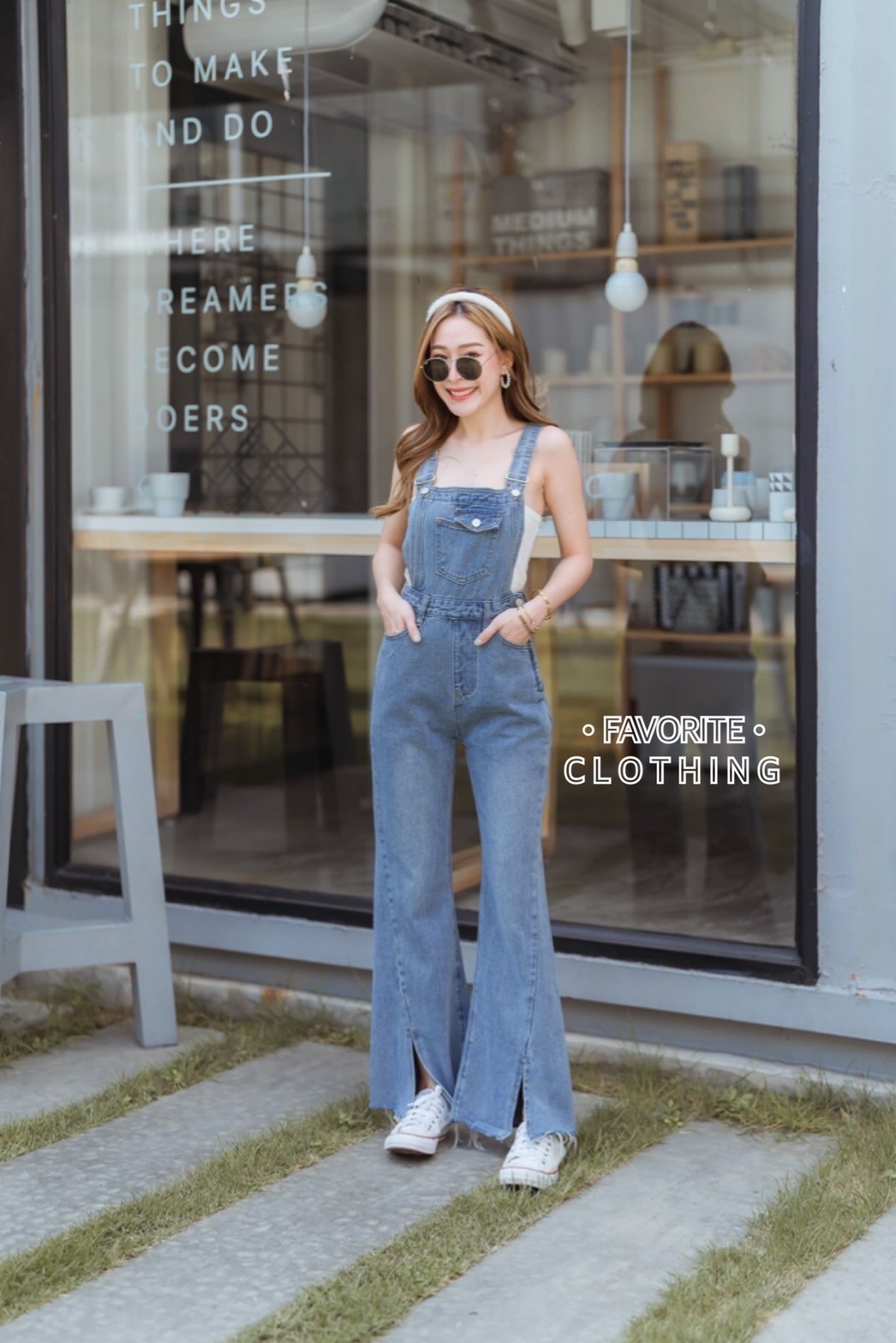 จั๊มสูทแฟชั่น เอี๊ยมยีนส์ขายาว แต่งผ่าปลายขา งานผ้ายีนส์ฟอกเนื้อดี มีซิปข้างกางเกงใส่ง่าย