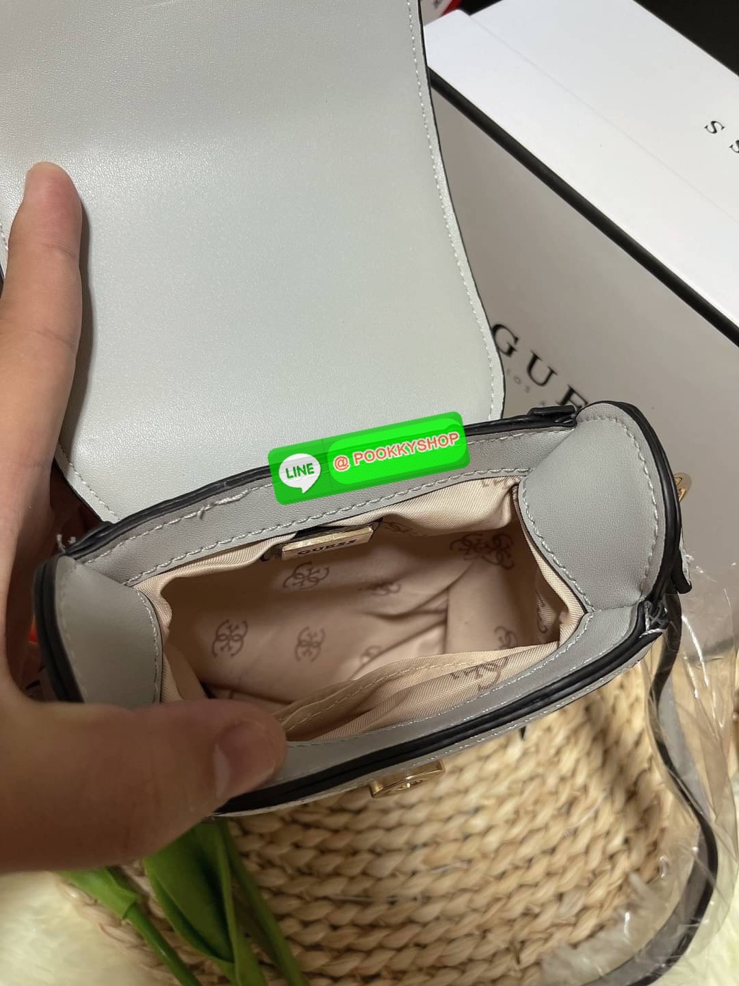 GUESS ฮอตและปังกว่านี้ไม่มีแล้ว!! กระเป๋าเอนกประสงค์ สำหรับใส่โทรศัพท์ ใส่เงิน ขนาดพกพาดีงาม!! บอกเลยว่าสวยทุกสี มาครบเซ็ทพร้อมส่งต่อเป็นของขวัญได้เลยค่า