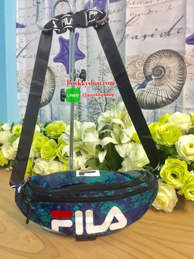 FILA Waist Bag.. รับซัมเมอร์ด้วยลวดลายเกร๋ๆ กระเป๋าคาดอกคาดเอว FILA แบรนด์ฮิตที่ไม่เคยตกเทรน มาให้สะพายกันก่อนใคร ด้วยดีไซต์ลวดลายที่แมทกันอย่างลงตัว ด้านหน้าสกรีนแบรนด์ วัสดุNYLON 100% เคลื่อบเงาอีก 1 ชั้น กันน้ำได้ในระดับหนึ่ง.. เปิดปิดด้วยซิปยาว จุของไ