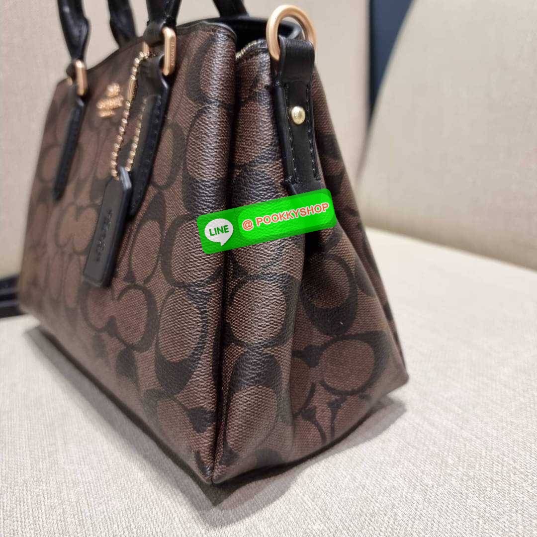 COACH F29434 MINI SAGE CARRYALL IN SIGNATURE CANVAS รุ่นยอดฮิต!! ที่สุดของกระเป๋าสะพายขายดี ต้องทรงถังมินิรุ่นนี้ วัสดุหนังแคนวาสเคลือบลาย สวย คลาสสิค มาพร้อมสายสะพายข้างและหูหิ้วในตัว ถอดออกถือคล้องแขนเก๋ๆ หรูๆยังได้ ภายในเป็นช่องโล่ง แบ่งสัดส่วนอย่างดี