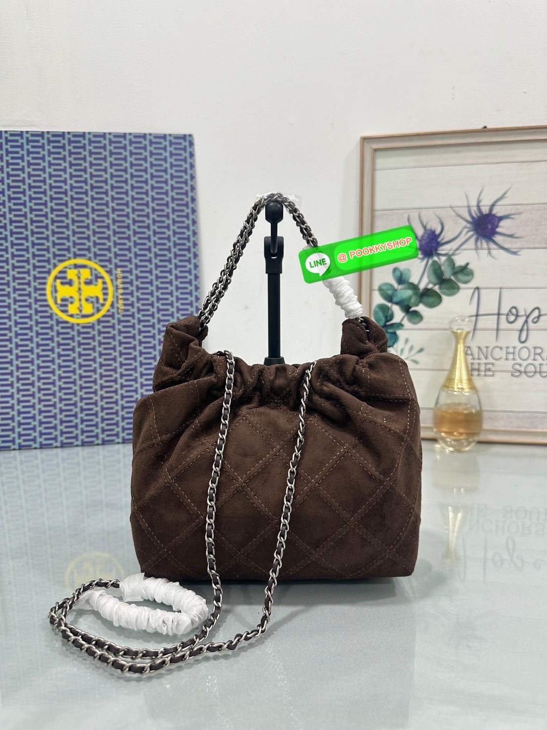 Tory Burch Fleming Drawstring Bag ผลิตจากหนังนิ่ม ตกแต่งด้วยลายไดมอนด์และสายโซ่