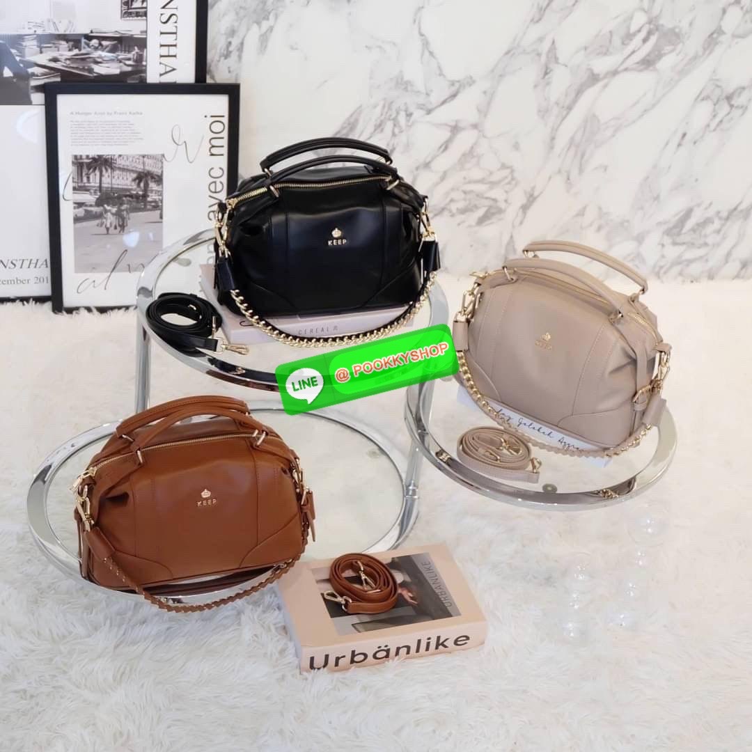 รุ่นขายดีเข้าเพิ่มนะคะ KEEP รุ่น ‘ Ella ‘ bag ทรง Pillow ( ทรงหมอน ) ที่สาวๆ ถามหา กลับมาแล้วค่า พร้อมฟังก์ชันจัดเต็มเหมือนเดิม ใบนี้ size M ใส่ กระเป๋าสตางค์ยาวได้ ใส่ไอแพดได้ ใครต้องการกระเป๋าที่ใช้ได้ทุกวัน ใส่ของครบ แอดมินแนะนำใบนี้เลยค่า สวย คุ้มแน่น