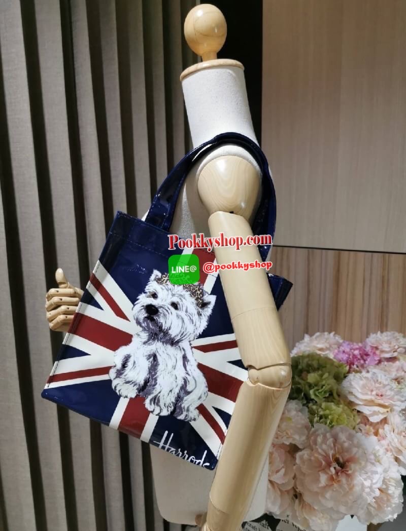 ลายนี้เข้าแล้วนะคะ! พร้อมส่งไอเท็มยอดนิยม! Harrods London Top-handle Shopping Bag กระเป๋า Shopping แบรนด์ดังจากอังกฤษรุ่นยอดนิยมวัสดุ PVC+Polyester 100% ของแท้เนื้อหนาอยู่ทรงกันน้ำ ขนาดกำลังดี น้ำหนักเบา เปิดปิดด้วยซิปสะดวกใช้หัวซิปปั้มโลโก้แบรนด์อะไหล่เง