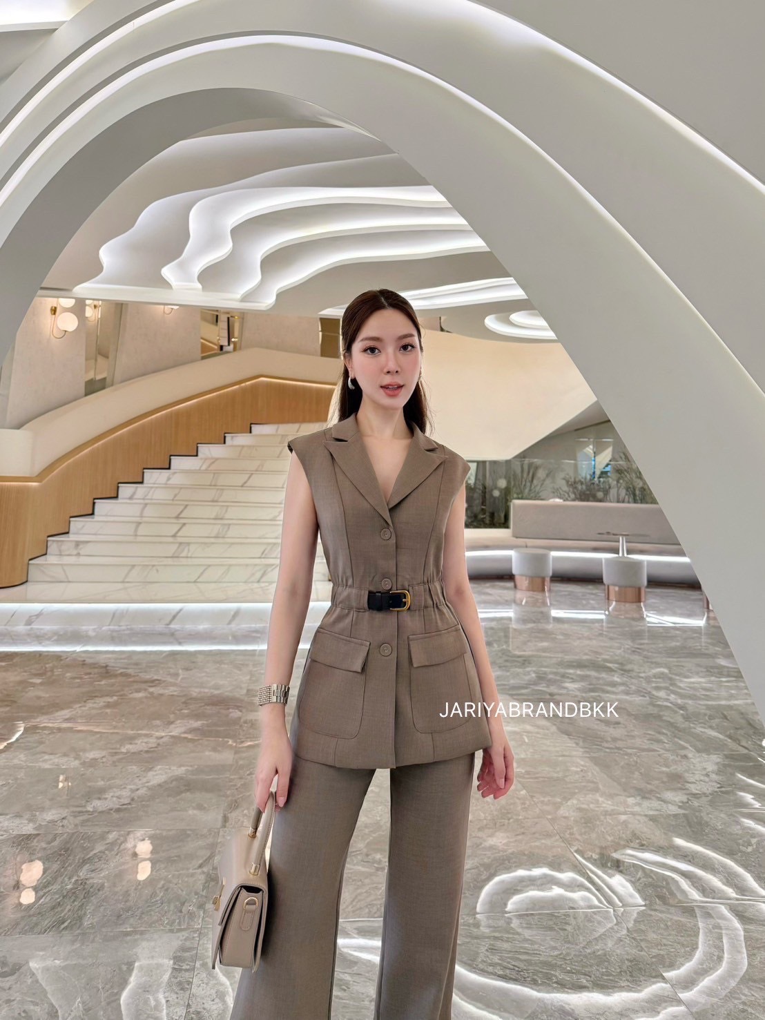 ชุดเซทแฟชั่น ชุดset 2ชิ้น(ผ้าทวิส) เสื้อคอปกแขนกุดมาพร้อมเข็มขัดและกางเกงเอวสูงขายาวทรงกระบอก