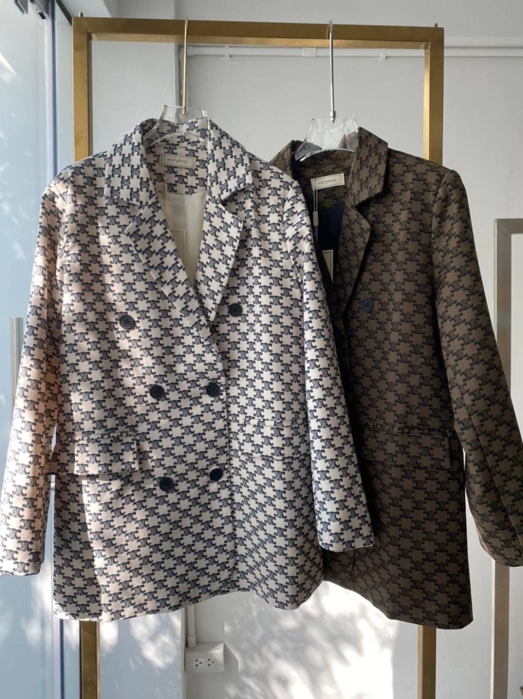 เบลเซอร์สูทสุดชิค ใส่คลุมแมทช์กับอะไรก็ให้ลุคสวย เก๋ เป็นสาวดูมีสไตล์ ด้วยผ้าสูทเนื้อดี รีดอัดกาวขึ้นทรงสวย คัตติ้งเนี้ยบ มีซับใน พิมพ์ลาย สุดปังมากเลยค่ะ งานสวยมากค่ะ