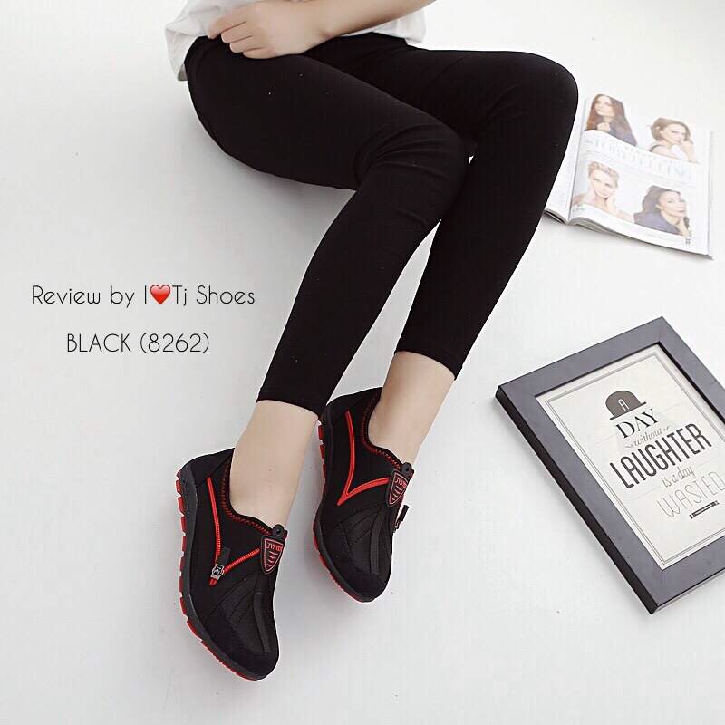 มาเพิ่มแว้วววววจร้า พร้อมส่งเลยจร้าไม่ต้องรอ!!! แบบขายดีเวอร์ มากี่รอบก็ไม่เคยพอ รองเท้าผ้าใบเพื่อสุขภาพ ใส่ง่าย ถอดง่าย ไม่ต้องนั่งผูกเชือก พื้นยางอย่างดี น้ำหนักเบา ใส่นิ้มนิ่ม เดินนุ่มสบาย ใส่ชิวๆ ดีงามฝุดๆ เป็นรุ่นแนะนำเลย ใครที่พลาดรอบที่แล้วอย่ามัวร