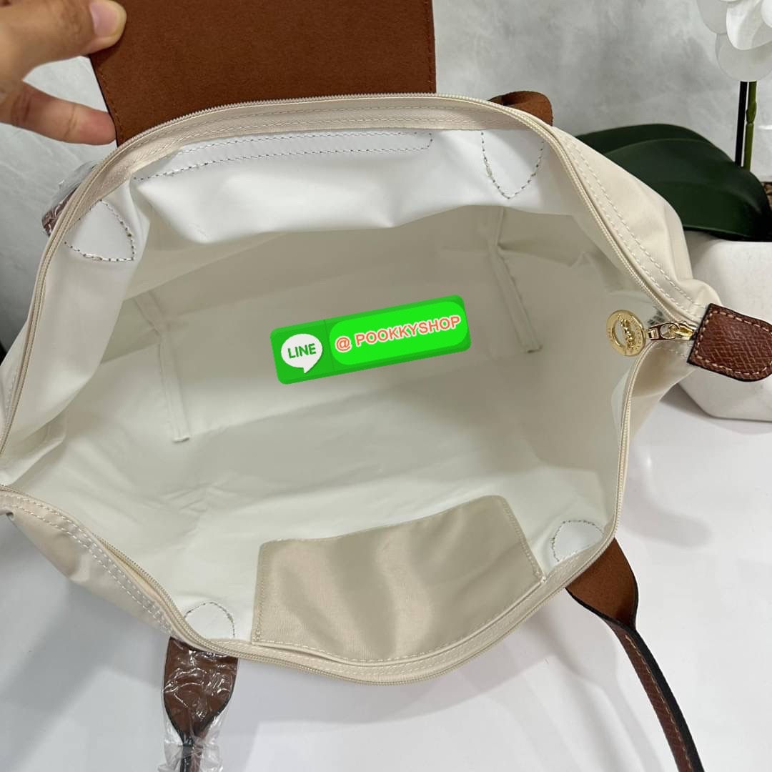 LONHGCHAMP LE PLIAGE ORIGINAL L TOTE BAG 🔖กระเป๋าสะพายไหล่ Le pliage ใบใหญ่ เรียบง่ายจุของได้เยอะ สามารถเก็บเอกสารหรือแล็ปท็อปได้คะ 🔖วัสดุ:ไนลอนเคลือบ 🔖เปิด-ปิดด้วยซิป ภายในกว้าง มีช่องลับแยกคะ 🔖สามารถพับเก็บได้พกพาสะดวกคะ