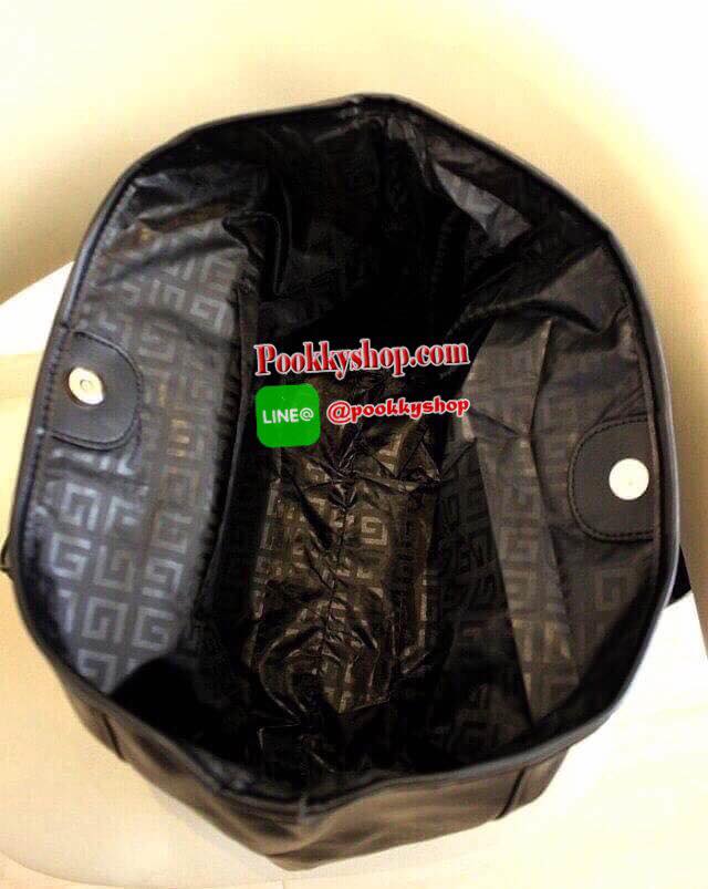 Best Seller! Givenchy Black Soft Leather Shoulder Handbags (Limited edition!) กระเป๋าถือหรือสะพายพรีเมี่ยมของเเท้จาก "Givenchy Perfume Counter" วัสดุหนังนิ่มเรียบสีดำด้านหน้าปั้มโลโก้แบรนด์ GV ภายใน Polyester 100% สีดำสกรีนโลโก้สวยดูดี เปิดปิดด้