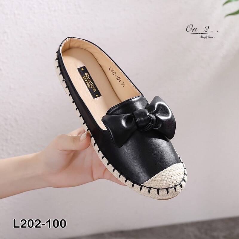 รองเท้าคัชชูหนังเปิดส้นหน้าประดับโบขอบปอถัก งานน่ารัก หนังดีหนังนิ่ม พื้นบุนุ่มใส่สบาย ใส่แล้วสวย สวมสบาย กำลังดี เหมาะกับเท้าทุกทรง มีสีสวย เก๋ ถนอมเท้า ถนอมส้นใส่งานทางการ หรืองานไหนก็ใส่ได้หมดค่ะ