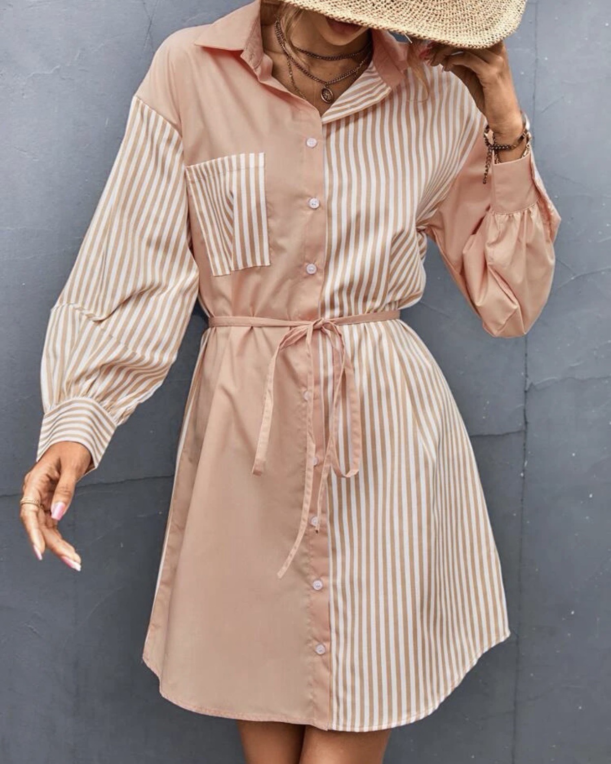 ::: apricot striped shirtdress ::: เดรสทรงเชิ๊ตตัวยาวคอปก แต่งกระดุมหน้า พร้อมเชือกผูกเอว ลายผ้ามีลูกเล่นลายริ้วสลับกับผ้าพื้นเรียบ สีส้มอ่อนๆออกพีชๆ น่ารักๆ