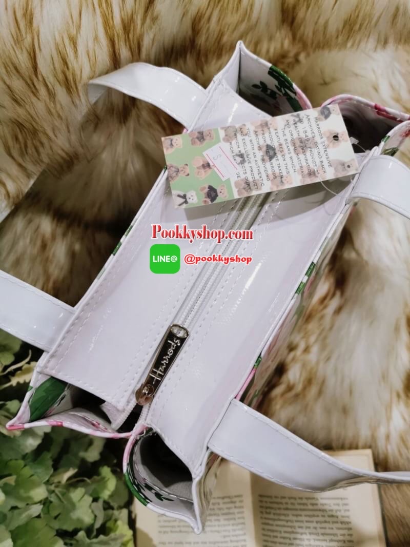 ลายนี้เข้าแล้วนะคะ! พร้อมส่งไอเท็มยอดนิยม! Harrods London Top-handle Shopping Bag กระเป๋า Shopping แบรนด์ดังจากอังกฤษรุ่นยอดนิยมวัสดุ PVC+Polyester 100% ของแท้เนื้อหนาอยู่ทรงกันน้ำ ขนาดกำลังดี น้ำหนักเบา เปิดปิดด้วยซิปสะดวกใช้หัวซิปปั้มโลโก้แบรนด์อะไหล่เง