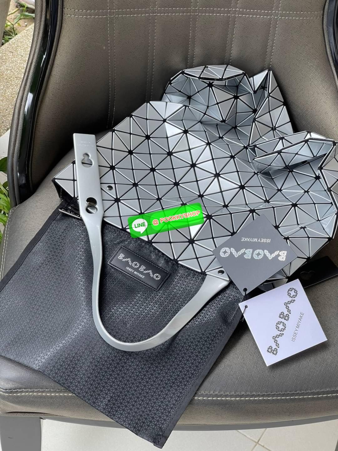 💕 Baobao Issey Miyake Prism Frost ToTe Bag ซีรีส์ที่มีความแวววาวนุ่มนวลและมีลวดลายคล้ายเกรนของผ้าเพื่อสร้างลุคที่มีเท็กซ์เจอร์ กระเป๋าโท้ตที่มีให้เลือกอย่างหลากสี มีกระเป๋าซิปด้านในที่สามารถเก็บของมีค่าได้อย่างปลอดภัย เช่น บัตรโดยสารประจำและกุญแจ