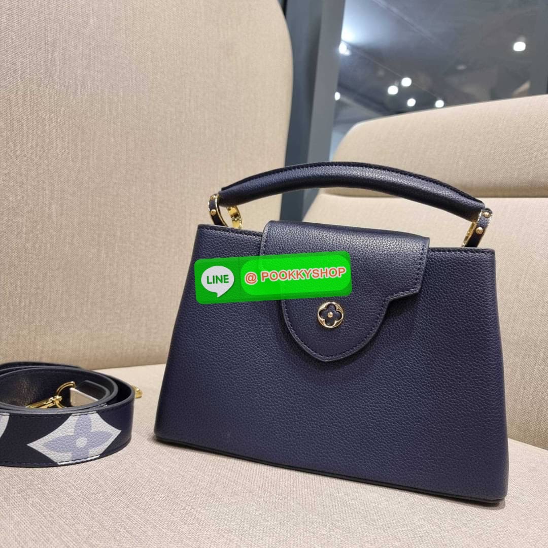 NEW IN!! LV capucines top handle วีไอพีพรีเมี่ยมกิ๊ฟจากเคาน์เตอร์ ที่สุดของความสวยในราคาเบาๆ กระเป๋าถือสุดหรู ดีไซน์ทรงคลาสสิค พร้อมลวดลายหรูหรา มาพร้อมหูจับในตัว ด้วยรูปทรงวินเทจและวัสดุหนังลูกวัว สัมผัสดี ขับผิว ทำให้ไอเท็มนี้สะกดทุกสายตาจริงๆ และยังมีล