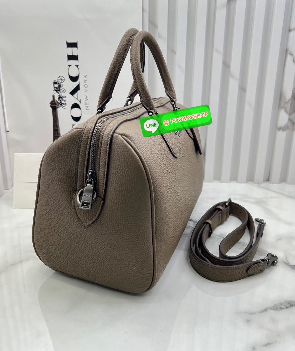 COACH ROWAN SATCHEL IN SIGNATURE CANVAS จุดเด่นของกระเป๋าทรงsatchel bag คือรูปทรงของกระเป๋าดูแข็งแรง มั่นคง ไม่เสียทรงง่าย มาพร้อมหูหิ้วที่ด้านบนของกระเป๋า ลายแคนวาสที่เป็นซิกเนเจอร์แบบเอกลักษณ์ ช่องใช้งานทุ้งภายในและภายนอก นอกจากนี้ กระเป๋าประเภทนี้ยังมี