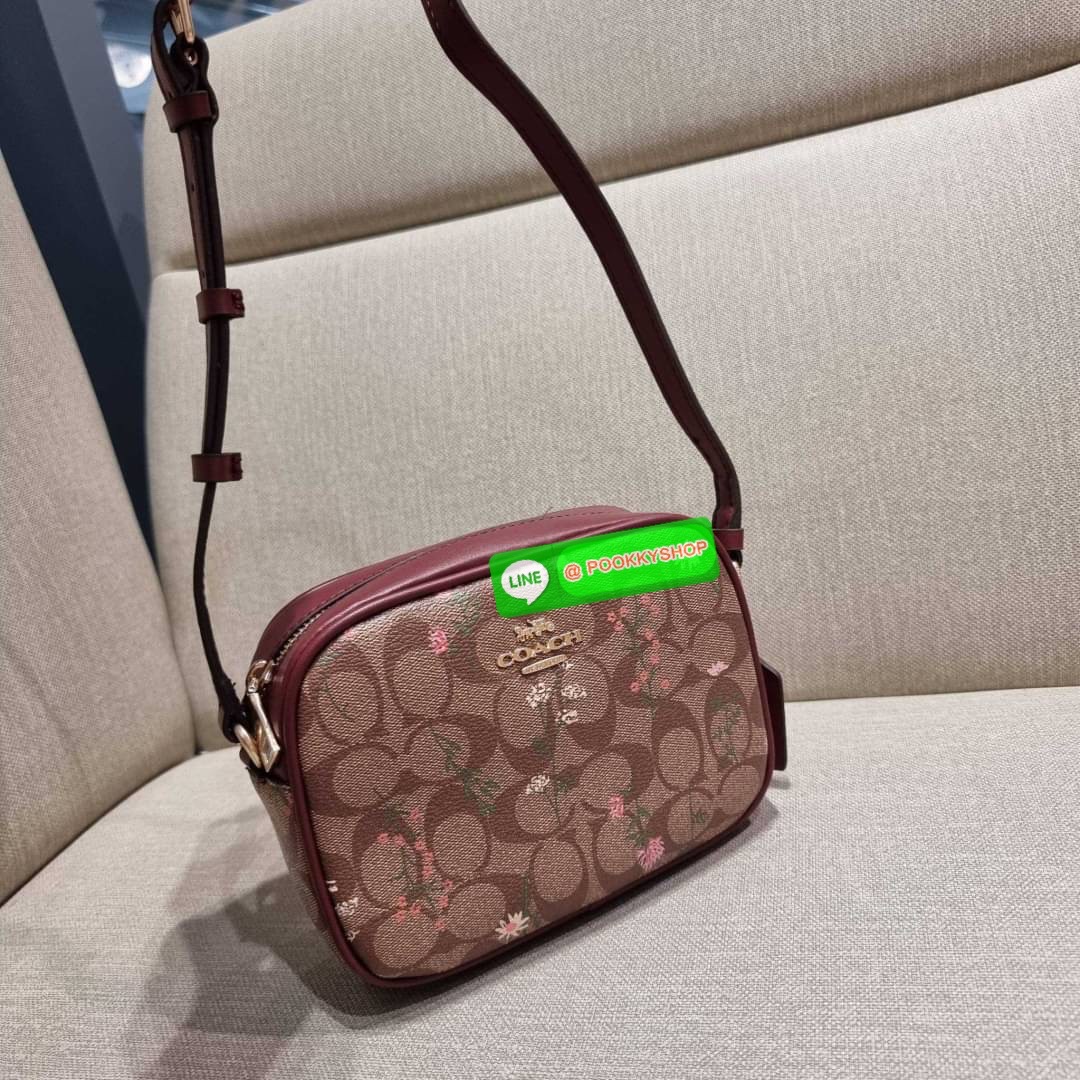 COACH CA719 MINI JAMIE CAMERA BAG IN SIGNATURE CANVAS WITH WILDFLOWER PRINT กระเป๋าสะพายข้าง สวยอยู่ทรง รอบนี้มาในไซน์มินิ ขนาดกำลังดี ดีไซน์น่ารักน่าใช้ ด้วยลายพริ้นท์คละรอบใบ วัสดุหนังแคนวาสเคลือบลาย เปิด-ปิดด้วยซิป ใช้งานสะดวก ภายในเป็นช่องโล่ง พกพาของ
