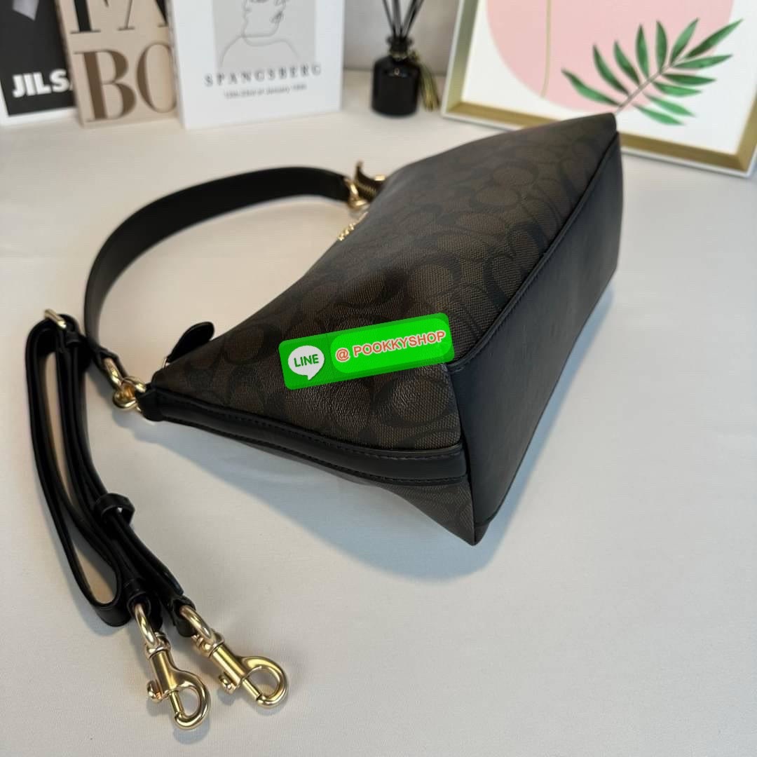 กระเป๋าสะพาย LEWIS IN SIGNATURE CANVAS ( COACH F85696) กระเป๋าหนังลาย C ผ้าใบเคลือบซิกเนเจอร์ พร้อมรายละเอียด หนัง เรียบ] ภายในกระเป๋ามัลติฟังก์ชั่น ปิดด้วยซิป ซับในผ้า