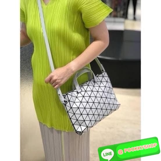 *Small BAO BAO ISSEY MIYAKE TONNEAU เป็น ซีรีย์ที่มีเอกลักษณ์เฉพาะตัว ด้วยแผ่นสามเหลี่ยมที่มีสัญลักษณ์เท่ากันทุกด้าน และยังผสมผสานงานดีไซน์ อันสง่างามเท่ากับฟังก์ชั่น การใช้งานสุดพิเศษ โดยมีจุดเด่นที่ซิปด้านบน สำหรับเปิดปิดและมีสายสะพายไหล่ ที่สามารถถอดออ