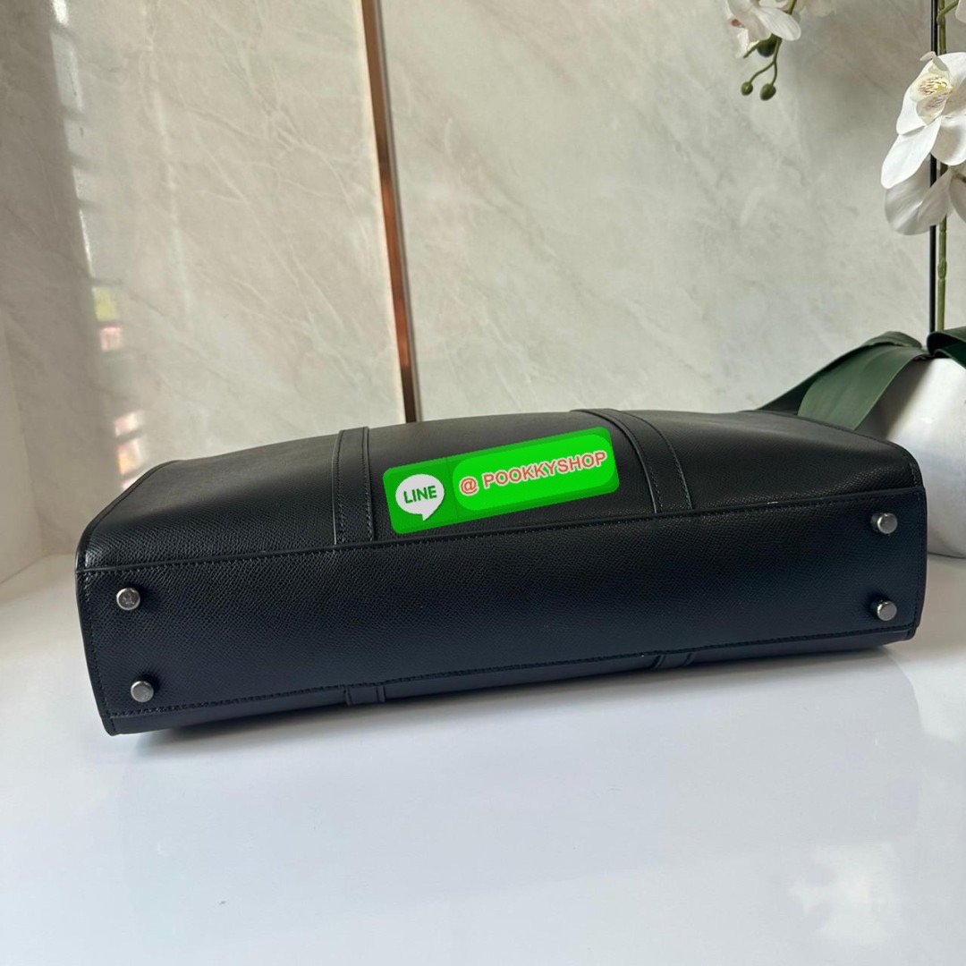 COACH GRAHAM ZIP BRIEF (CE439) 🔖กระเป๋าใส่โน๊ตบุ๊คใส่เอกสารใบใหญ่ 🔖วัสดุ:หนังแท้ทั้งใบ 🔖เปิดปิดด้วยซิป ภายในกว้าง มีช่องย่อยใส่ของจุกจิก ช่องใส่บัตร ใส่เอกสารและของสำคัญได้เยอะ 🔖สายสะพายสามารถถอดออกและปรับระดับได้คะ