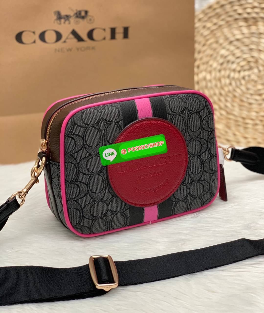 New arrival! 🌈รุ่นใหม่ห้ามพลาดค่ะ! Coach Dempsey Camera Bag In Signature Jacquard With Stripe And Coach Patch ((1912)) พร้อมส่งที่ไทย! กระเป๋าสะพายครอสบอดี้ร์กรือสะพายข้างได้ วัสดุJacquard+หนังแท้ สวยงามมากๆค่ะ ด้านหน้ามีป้ายวงกลมหนังโลโก้แบรนด์ เ