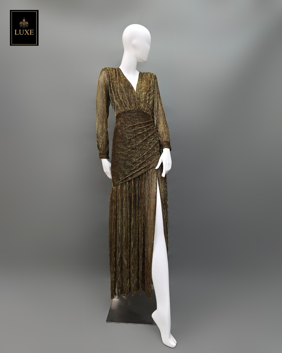 เดรสแฟชั่น แม็กซี่เดรสเสื้อคอวีป้าย แขนยาวเสริมไหล่ กระโปรงจับเดรปย่นเข้ารูปตรงสะโพก