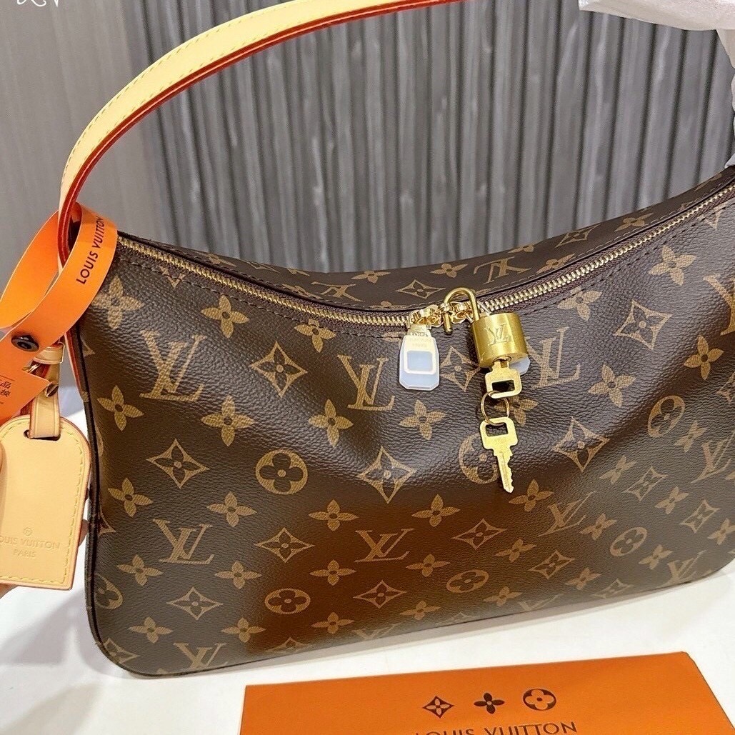 🕊️ พร้อมส่ง | LV Slouchy PM bag กระเป๋าสะพายทรงโฮโบดีไซน์คลาสสิค ใบใหญ่กำลังสวย โดดเด่นด้วยรูปทรงเป็นเอกลักษณ์ ใช้งานได้สะดวกคล่องตัว เหมาะสำหรับพกพาเดินทางและใช้งานได้ทุกวัน ลายโมโนแกรมแคนวาสสุดไอคอนิก เสริมความสง่างามด้วยอะไหล่สีทอง งานจริงสวยมา