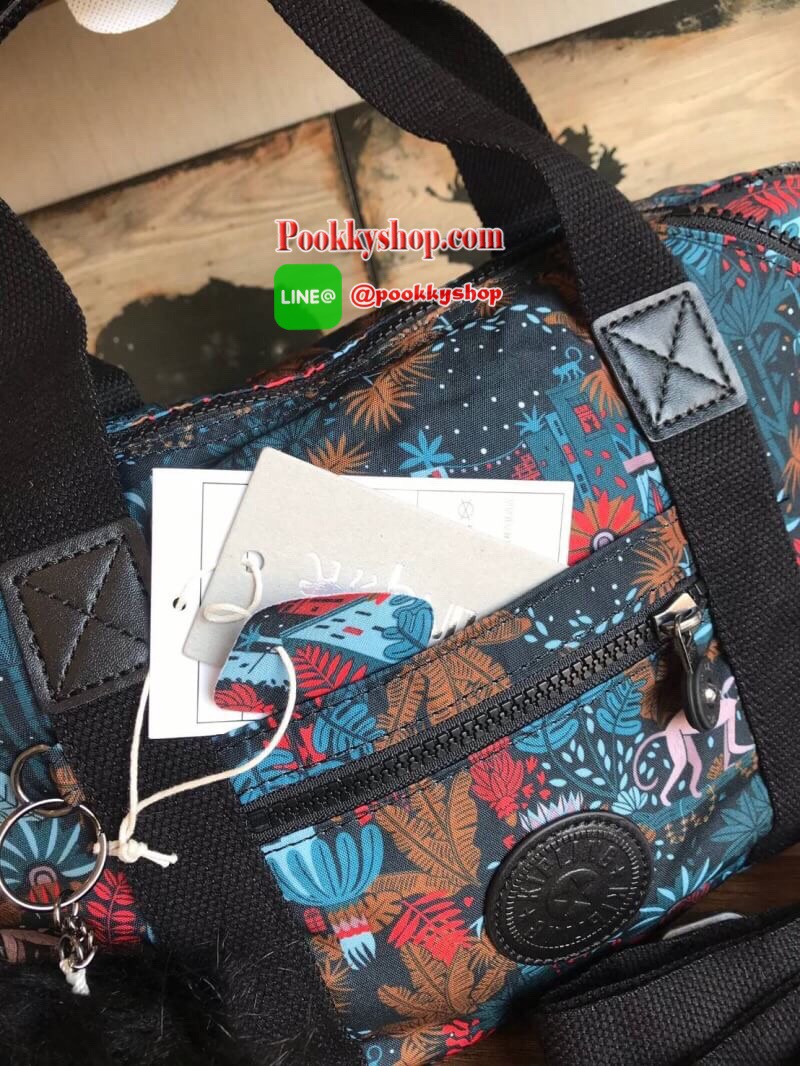 Kipling Art Mini Shoulder Bag จากMayday’s Collection กระเป๋าถือหรือสะพาย วัสดุPolyamide 100% ขนาดกลาง น้ำหนักเบา รุ่นนี้เก็บทรงได้ตามแบบฉบับของ Art mini ช่องซิปและช่องการใช้งานมีให้เป็นสัดส่วน มาพร้อมmonkey Pompom และสายสะพายถอดและปรับได้ฟรีไซส์ ใช้งานได้