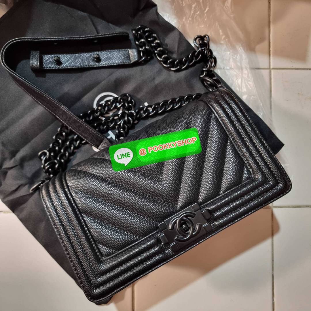 Chanel รุ่นสุดฮอต ดีไซน์อะไหล่ดำ เรียบหรูมากๆ!! วัสดุหนังลายคาร์เวีย ทรงคลาสสิคที่สาวๆห้ามพลาด!! ในราคาสุดจะคุ้มจากเคาน์เตอร์ dutyfree เปิด-ปิดกระเป๋าด้วยตัวล็อค ภายในโล่งกว้าง ไซส์ใหญ่ใส่ของได้เยอะ มีช่องแยกในกระเป๋า มาพร้อมสายสะพายโซ่สลับหนังรองบ่า (ถอด