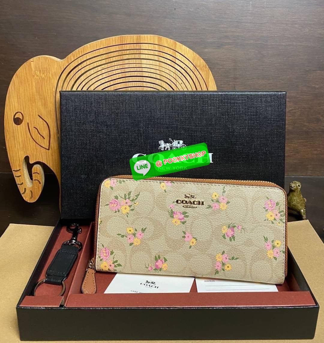 พร้อมส่ง 📌อุปกรณ์มาพร้อมกล่อง/แคร์การ์ด/ถุงกระดาษ/พวงกุญแจ COACH ACCORDION ZIP WALLET IN SIGNATURE CANVAS กระเป๋าสตางค์ใบยาว ซิปรอบ ใช้งานง่าย ด้วยฟังค์ชั้น ด้านใน ใส่บัตรได้จุใจ มีช่องซิปใส่เหรียญตรงกลาง โดนใจหลายๆคนไปเรียบร้อยและคลาสสิค เรียบหรู