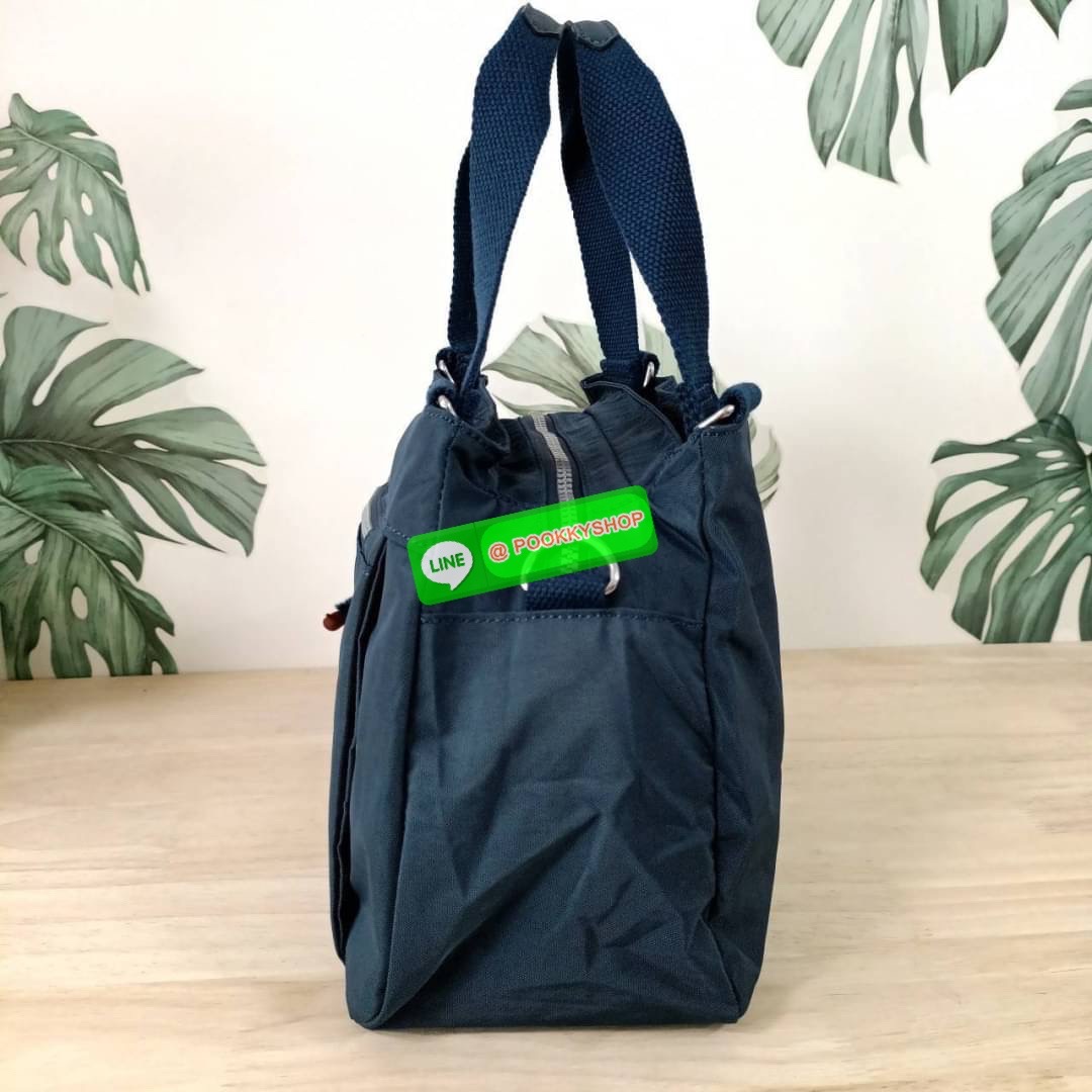 KIPLING ELISE HANDBAG กระเป๋าถือและสะพายไหล่ ขนาดกำลังพอดี จุของได้มาก มีหูจับสองสาย ถือสะดวก น้ำหนักเบา มีช่องซิป ด้านหน้า ช่อง กระเป๋าหลักเปิด-ปิดด้วยซิป มี3 ช่องว่างใส่ของได้จุมากๆ ใส่มือถือได้ กระเป๋าสตางค์ใบยาว และ เครื่องสำอางค์ได้หลายชิ้นเลยค่ะ เก็