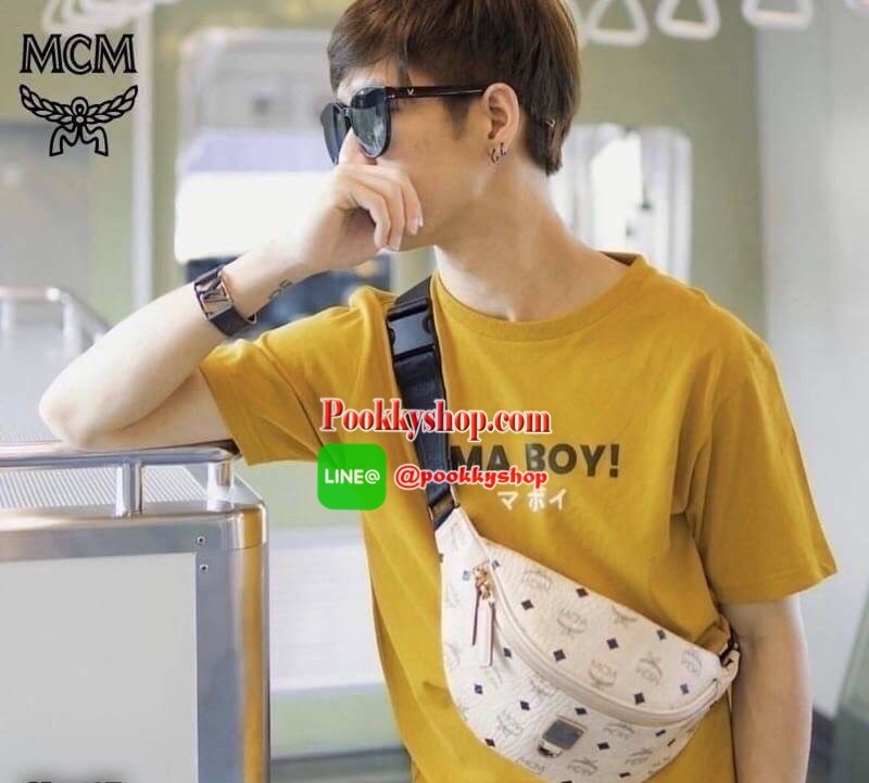 MCM Fursten ลาย Visetos กระเป๋าคาดอก/เอว ที่เข้ากับทุกไลฟ์สไตล์ จะคาดรอบเอวหรือพาดลำตัวก็ให้ลุคสตรีทแบบทันสมัย วัสดุหนังสังเคราะห์เคลือบผิวลาย Visetos หนังดีมากๆ ค่ะเปิด-ปิดด้วยซิป 2 ทาง ด้านหลังมีช่องซิปยาว 1 ซิป ด้านในโล่งกว้าง และมีช่องสำหรับเก็บของจุก