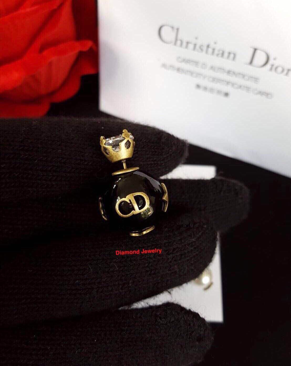 New Arrival !!!!! Dior Tribales Earrings ต่างหูดิอองานมุกรุ่นใหม่ ล่าสุดชนช็อป ดีไซน์สวยมากๆค่ะ มุกสวย ประดับอะไหล่ทองแอนทีคอย่างดี รุ่นนี้มีทั้งหัวมุกและหัวคริสตัลนะคะ มี 2 สีขาว/ดำ ตามรูปเลยค่ะ ไม่มีไม่ได้แล้ว รีบสั่งกันเข้ามาเลยจ้า