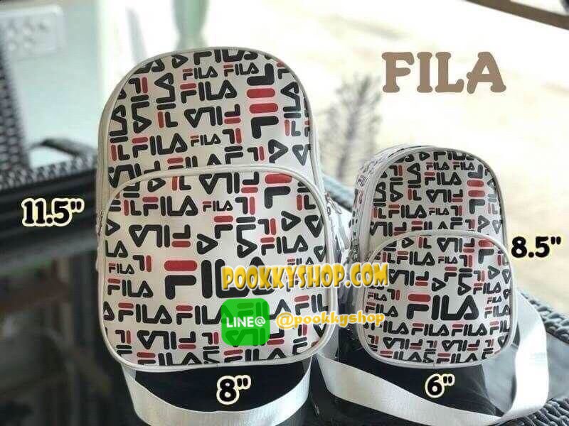 Fila mini Backpack กระเป๋าเป้สะพายหนัง ขนาดมินิ ที่สามารถเป็นได้ทั้งทรงถือ / สะพายเป็นเป้หรือไหล่และคาดอกได้ สี่สไตล์ สกรีนโลโก้แบรนด์ครึ่งใบ ด้านหน้ามีซิปใส่ของจุกจิกได้ ช่องใหญ่เปิดปิดด้วยซิปคู่ ภายในมีช่องเล็กอีก1ช่อง มาพร้อมสายสะพาย2เส้นปรับได้ฟรีไซส์
