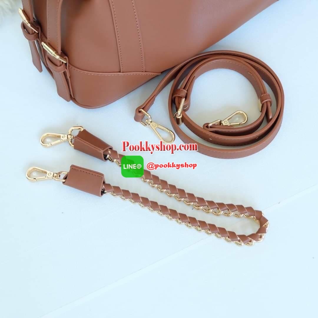 KEEP รุ่น ‘ Ella ‘ bag 📌ทรง Pillow ( ทรงหมอน ) ที่สาวๆ ถามหา กลับมาแล้วค่า พร้อมฟังก์ชันจัดเต็มเหมือนเดิม ใบนี้ Size L นะคะ ใส่ กระเป๋าสตางค์ยาวได้ ใส่ไอแพดได้ ใครต้องการกระเป๋าที่ใช้ได้ทุกวัน ใส่ของครบ แอดมินแนะนำใบนี้เลยค่า สวย คุ้มแน่นอน